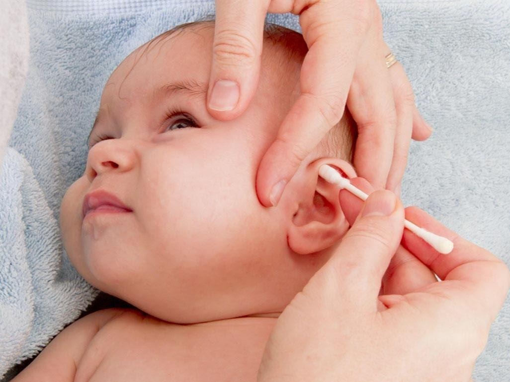 Ba mẹ phải làm gì để phòng bệnh viêm tai giữa cho con?
