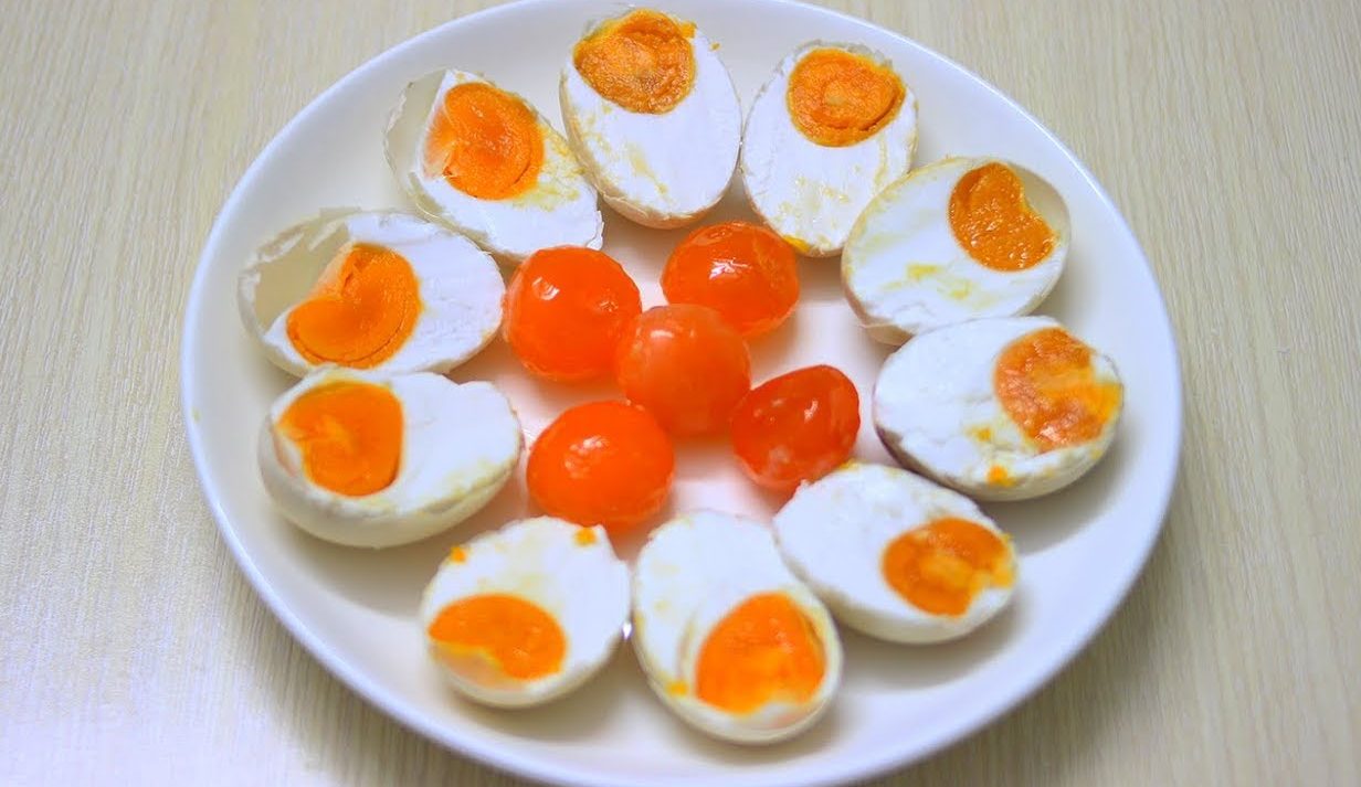 Làm trứng gà muối tại nhà cực dễ với bí quyết sau